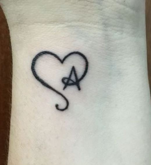 Tatouage Poignet Femme Coeur Ouvert Et Initiale 