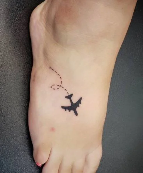 Tatouage pied femme avion