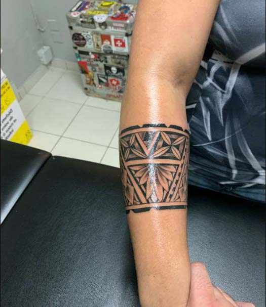 Tatouage Bracelet Tribal Sur L'avant Bras 