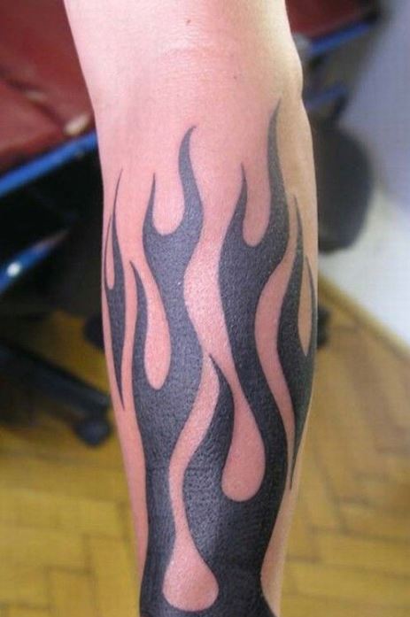 Tatouage flammes noires sur l’avant-bras