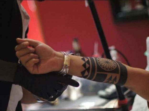 Tatouage Bracelet Tribal Imposant