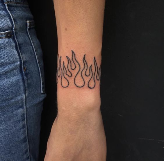 Tatouage flammes discrètes