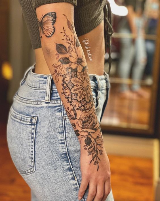 Tatouage avec un mélange de fleurs et un papillon