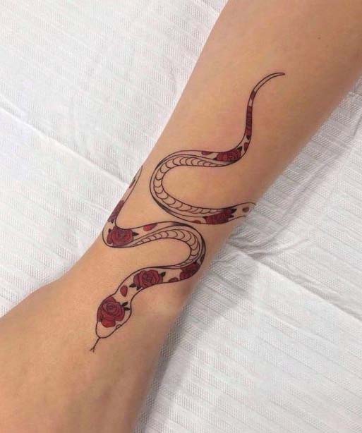 Tatouage Bracelet Serpent Avec Roses Rouge 