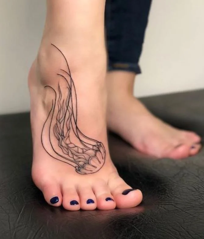 Tatouage pied femme méduse