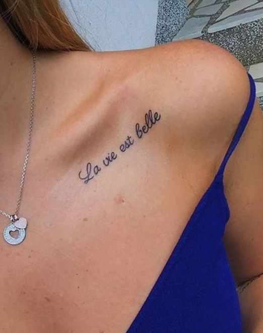 Tatouage la vie est belle sur la clavicule