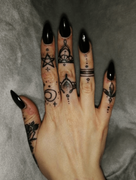 tatouage ornements sur tous les doigts