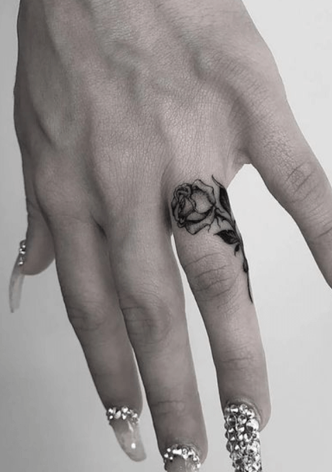 Rose sur le coté du doigts