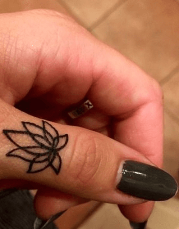 tattoo lotus sur le pouce