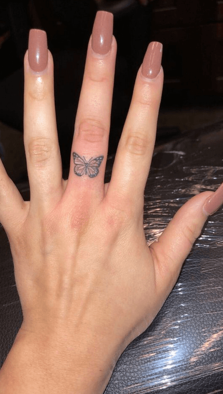 Papillon en couleur sur le doigt
