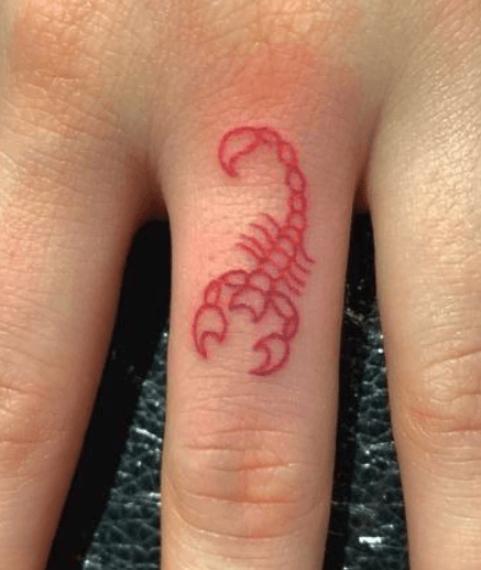 scorpion rouge sur le doigt