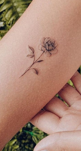 Petit Tatouage De Rose Sur Le Bras