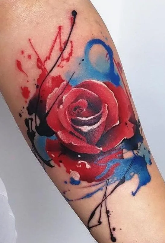 Rose Rouge Bleu Et Noir En Aquarelle Sur Le Bras