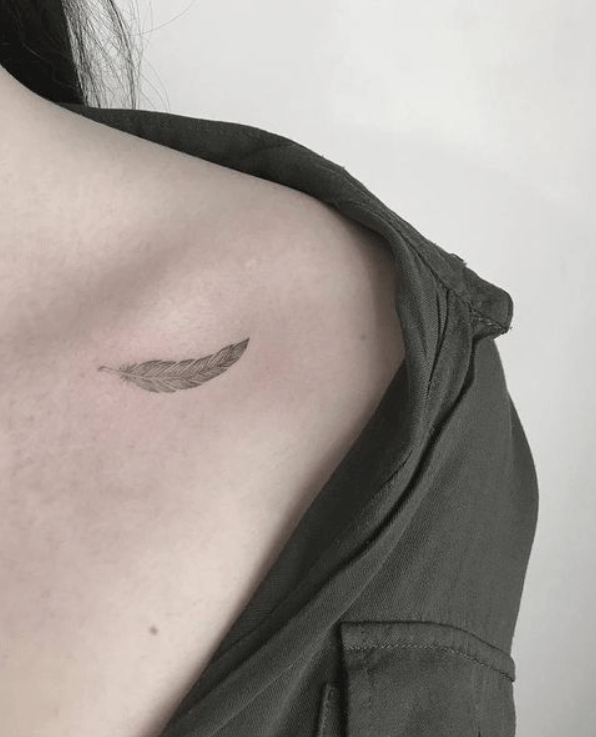 Tatouage Plume Discret Sur La Clavicule