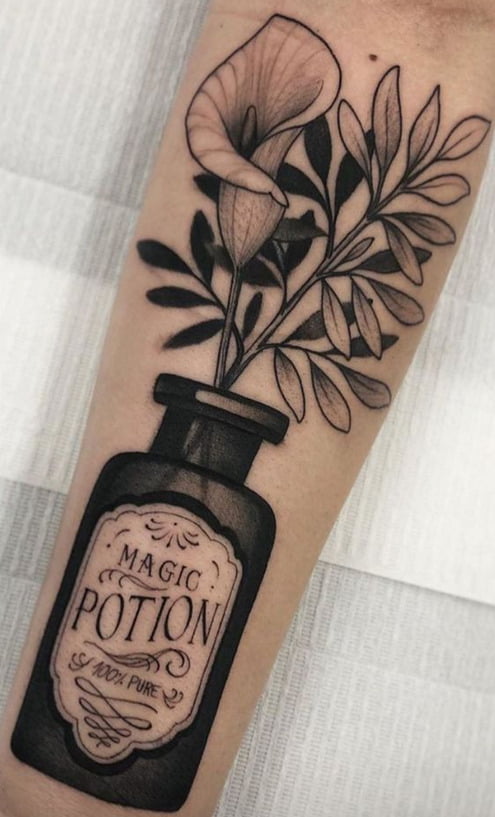 Tatouage Potion Magique Et Fleur Sur L'avant Bras