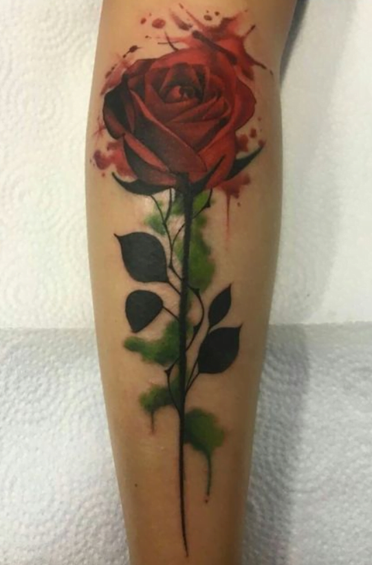 Tatouage Rose Aquarelle Sur L'avant Bras