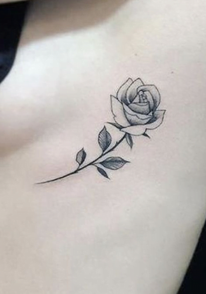 Tatouage Rose Très Fine Sous Le Sein