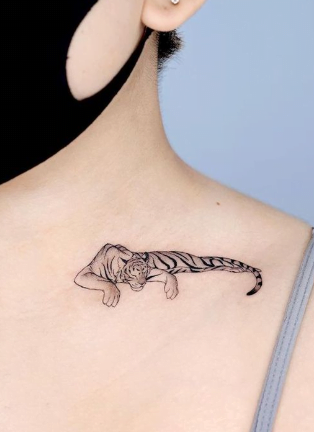 Tatouage Tigre Endormi Sur La Clavicule