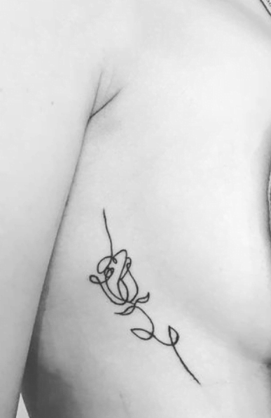 Tattoo One Line Rose Sous Le Seins