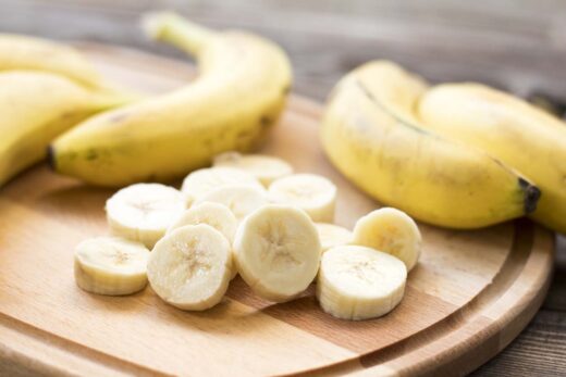 bananes coupés en tranche sur un planche en bois