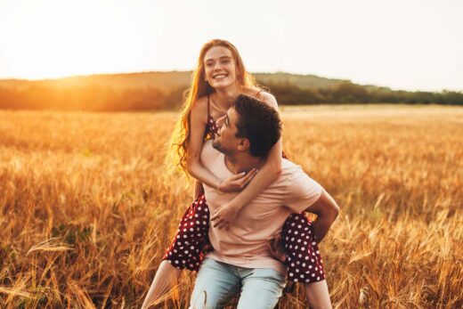 Jeune couple marié dans un champs de blé