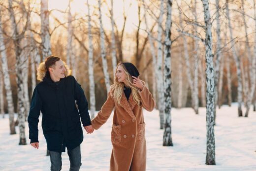 couple se tiens la main en foret