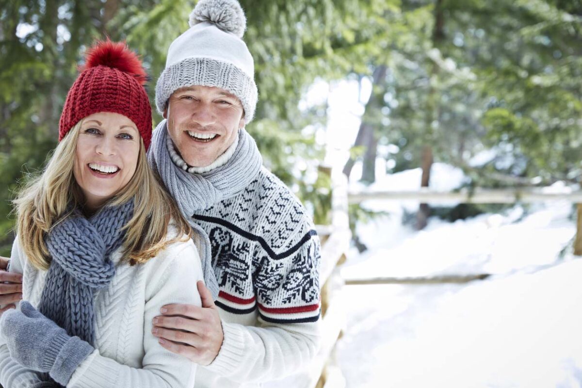 Couple avec un pull en laine dans la neige