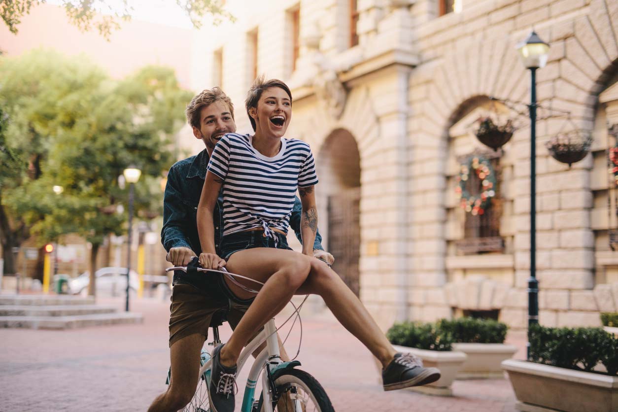 Couple en ville avec un vélo