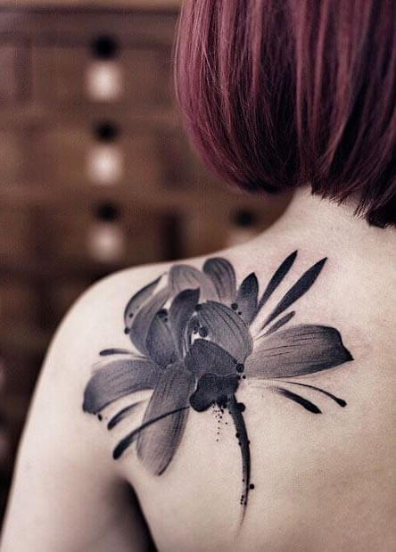 Tatouage Abstrait Fleur Femme Derriere Epaule