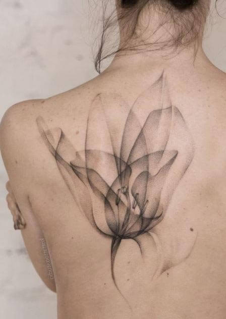 Tatouage Dorsal Femme Fleur