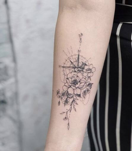 Tatouage Fleur Avec Boussole