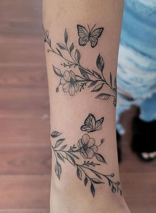 Tatouage Fleurs Grimpantes Et Papillons