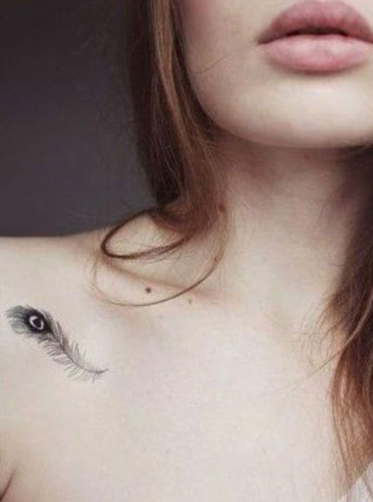 Tatouage Plume De Paon Sur La Clavicule