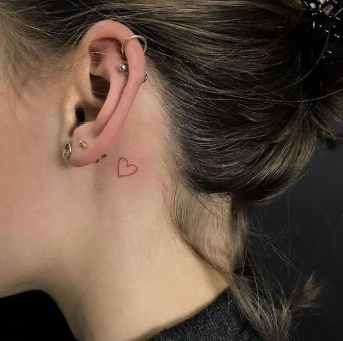 tatouage Coeur Minimaliste derrière l'oreille 