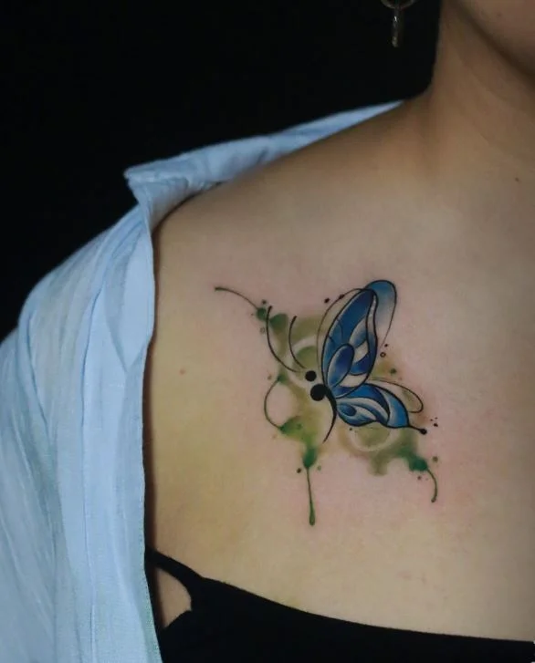 Tatouage Papillon Point Virgule Sous La Clavicule