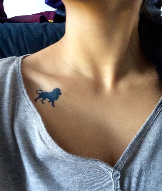 Blacktattoo lionne sur la clavicule