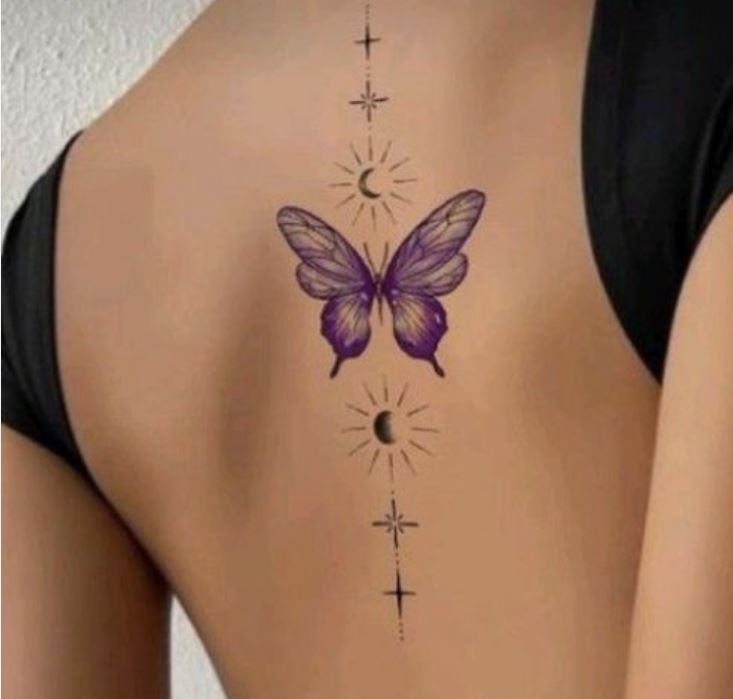 Papillon Et Constellation Sur Le Dos