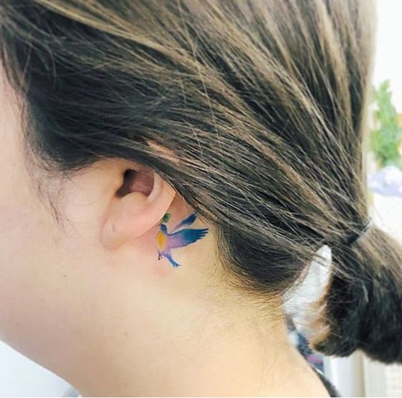 tatouage Oiseau bleu derriere l'oreille