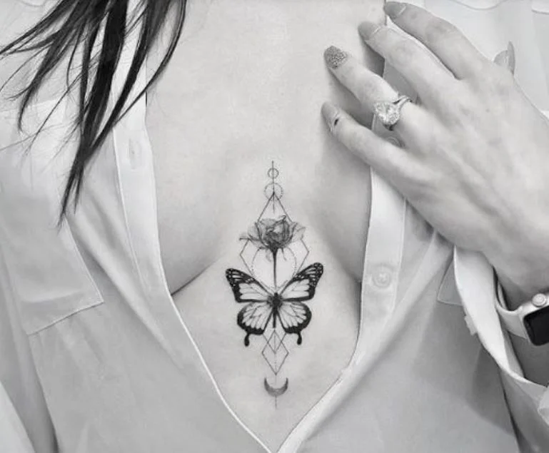 Tatouage Papillon Et Fleur Design Géométrique Sur Le Sternum