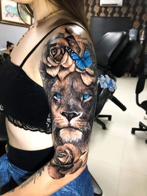 Lion et papillon avec une nuance de noir et bleu