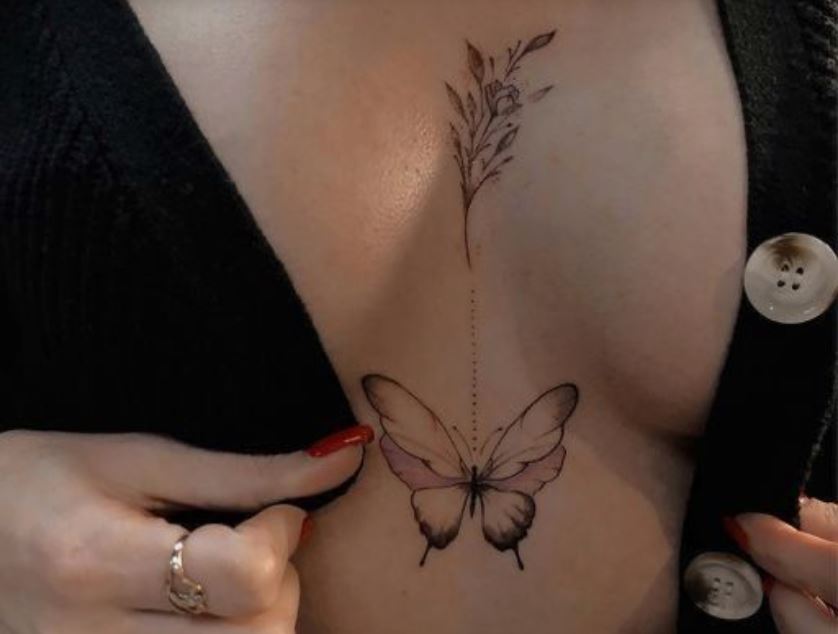 Tatouage Papillon Et Fleur Sur Le Sternum