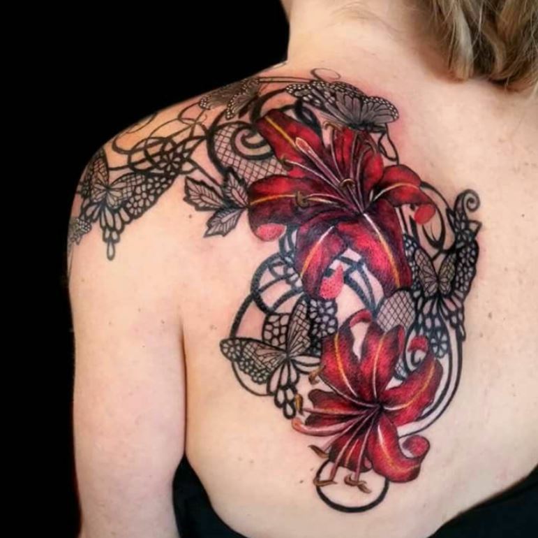 Tatouage Dos Femme Dentelle à Fleurs Rouge Et Papillons