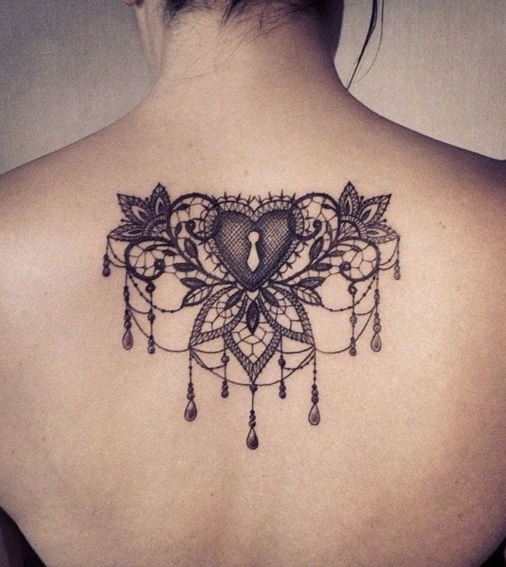 Tatouage Dentelle Dos Coeur à Trou De Serrure