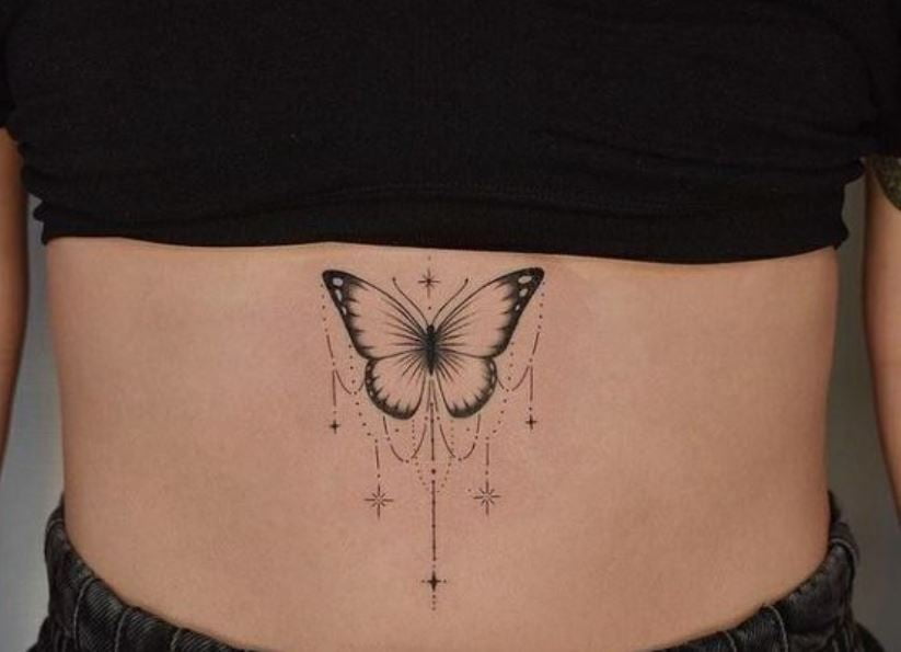 Tatouage Papillon Ornemental Sur La Poitrine