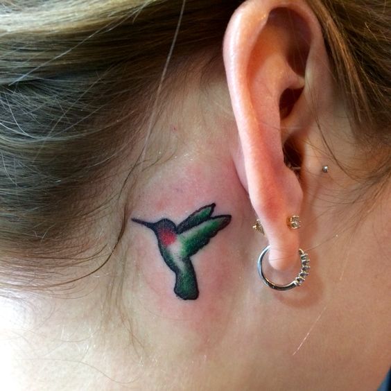 tatouage Colibri vert derrière l'oreille