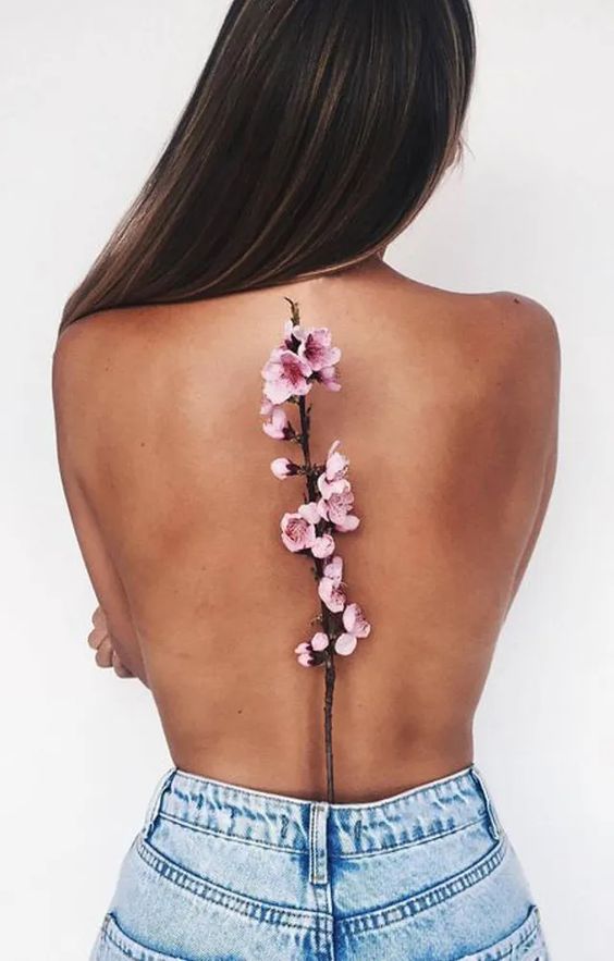 tatouage Fleurs réalistes colonne vertebrale