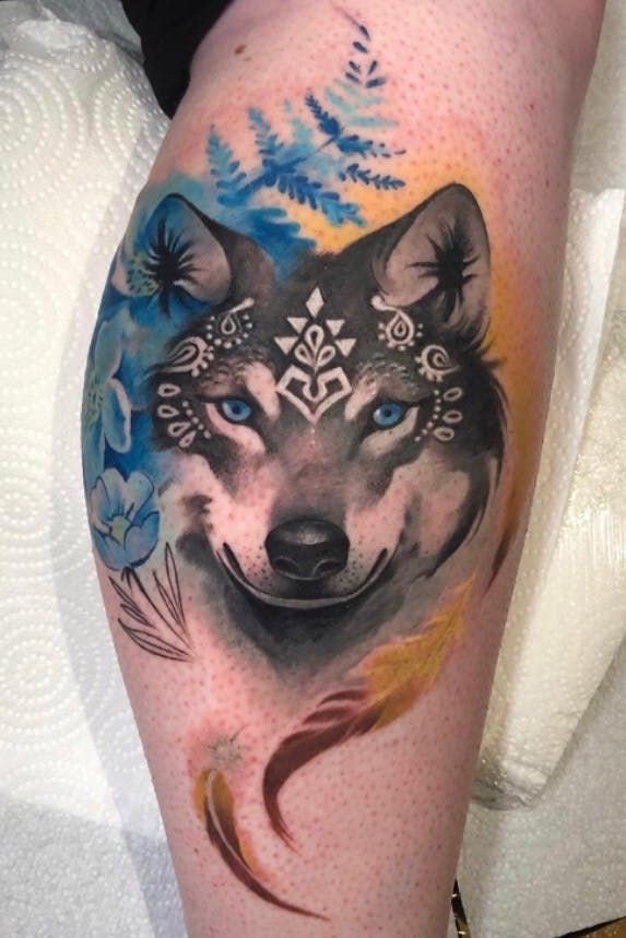 tatouage loup sur le mollet