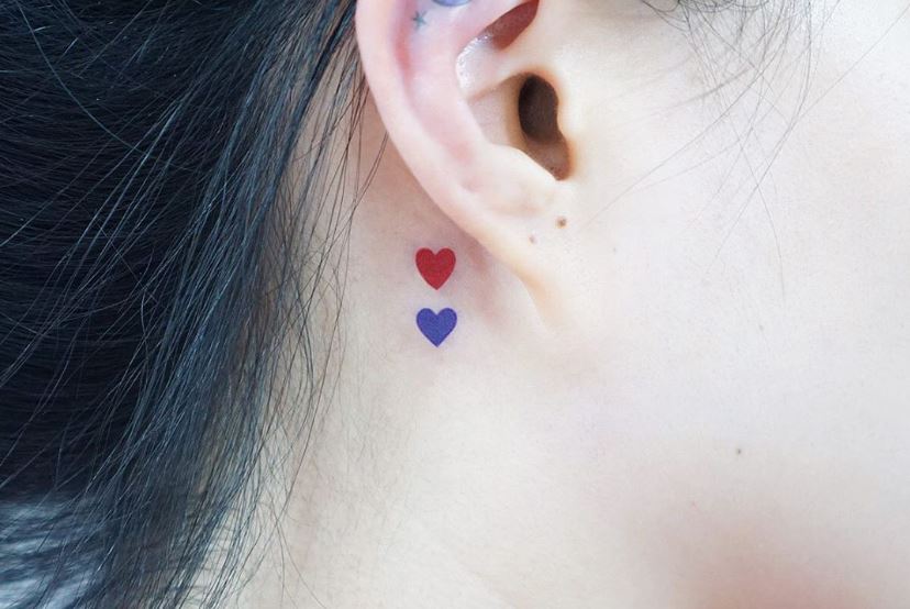 tatouage Cœurs bleu & rouge derrière l'oreille