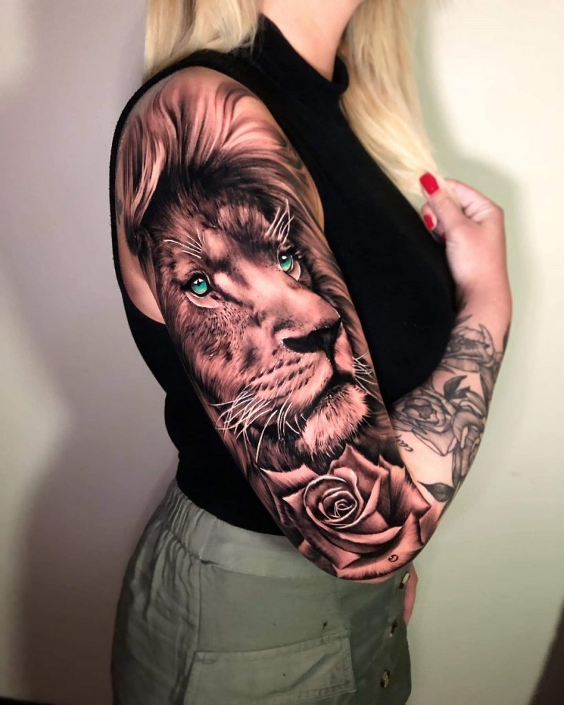 Lion Avec Une Belle Crinière Et Une Rose