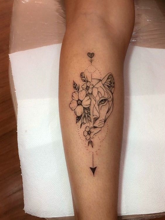 tatouage Lionne et azalée sur le mollet